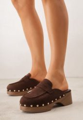 Brązowe Klapki Drewniaki w Stylu Mokasynów z Nitami Hanaria. Brązowe klapki Born2be, z aplikacjami, z jeansu, eleganckie, bez obcasa, na obcasie, bez zapięcia. Za 99.99 zł.