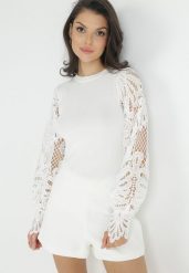 Biała Bluzka z Długimi Ażurowymi Rękawami Chaleta. Białe bluzki Born2be, w ażurowe wzory, eleganckie, bez kołnierzyka, bez ramiączek. W wyprzedaży za 93.49 zł.
