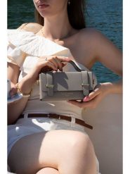 Victor & Hugo Paris Skórzana torebka "Boho" w kolorze szarobrązowym - 19 x 10 x 5 cm rozmiar: onesize. Brązowe torebki klasyczne Victor & Hugo Paris, bez wzorów, z materiału, boho, przez ramię, bez dodatków. Za 208.99 zł.