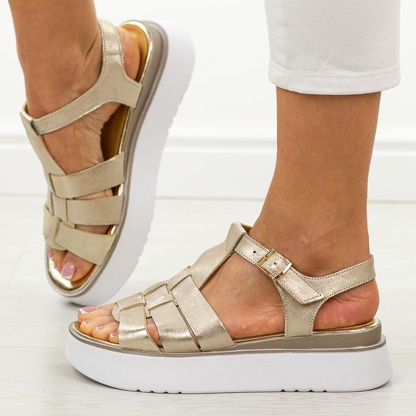 Złote skórzane Polskie sandały damskie na platformie Deoni D11. Żółte sandały Deoni, bez wzorów, ze skóry, eleganckie, bez obcasa, na platformie, bez zapięcia. Za 399.00 zł.