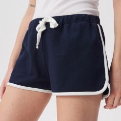 Dresowe szorty z kontrastową lamówką - Granatowy. Szorty sportowe marki Sinsay. Za 29.99 zł.