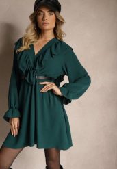 Ciemnozielona Kopertowa Sukienka z Żabotem Ozdobiona Falbankami Melosia. Zielone sukienki Renee, na co dzień, bez wzorów, eleganckie, bez kołnierzyka, bez ramiączek, mini, kopertowe. W wyprzedaży za 55.99 zł.