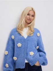 Kardigan z kwiatową aplikacją - jasnoniebieski. Niebieskie swetry Reserved, l, z aplikacjami, z dzianiny, bez ramiączek. Za 159.99 zł.