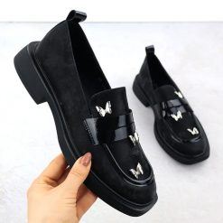Półbuty damskie lordsy z motylkami czarne Potocki SZ12650. Czarne półbuty wsuwane POTOCKI, z aplikacjami, ze skóry, bez obcasa. Za 99.00 zł.