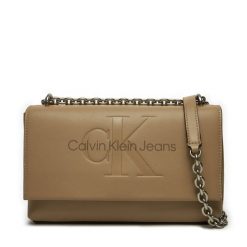 Torebka Calvin Klein Jeans. Brązowe listonoszki Calvin Klein Jeans, bez wzorów, z jeansu, bez dodatków. Za 349.99 zł.