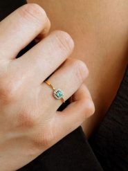 DIA DIAMONDS Pozłacany pierścionek z diamentami i szmaragdem rozmiar: 50. Zielone pierścionki DIA DIAMONDS, z diamentem, pozłacane. Za 246.53 zł.