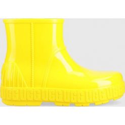 UGG kalosze W Drizlita damskie kolor żółty. Żółte kalosze UGG, bez wzorów, z materiału, z okrągłym noskiem, bez zapięcia. Za 459.99 zł.