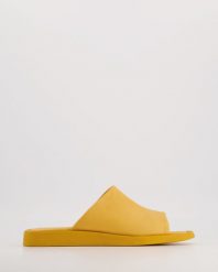 ŻÓŁTE KLAPKI 14001 YELLOW. Żółte klapki Venezia, bez wzorów, ze skóry, bez obcasa, bez zapięcia. Za 199.00 zł.
