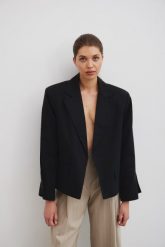 Marynarka o prostym kroju w kolorze TOTALLY BLACK - RICHMOND -M/L. Czarne marynarki i żakiety Marsala, l, bez wzorów, z bawełny, eleganckie, bez ramiączek. Za 599.90 zł.