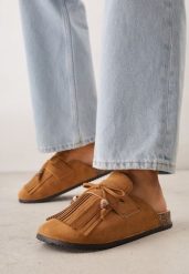 Jasnobrązowe Płaskie Klapki Mule Zdobione Frędzlami i Kokardką z Koralikami Petlame. Brązowe klapki Born2be, z aplikacjami, z jeansu, boho, bez obcasa, na płaskiej podeszwie, bez zapięcia. Za 79.99 zł.