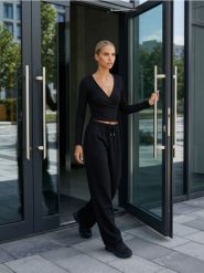 Sportowa bluzka z kopertowym dekoltem Active - czarny. Czarne t-shirty sportowe Sinsay, l, bez wzorów, bez ramiączek, na fitness i siłownię. Za 35.99 zł.