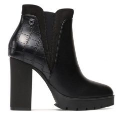 Botki Refresh. Czarne botki Refresh, bez wzorów, bez obcasa, na słupku, bez zapięcia. Za 229.99 zł.