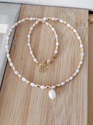 Nakkash Pozłacany naszyjnik z masą perłową - dł. 42 cm rozmiar: onesize. Białe naszyjniki Nakkash, z materiału, z perłą, pozłacane. Za 39.99 zł.