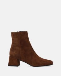 BRĄZOWE BOTKI ZE SKÓRY ZAMSZOWEJ F003SUBROBB031. Brązowe botki Venezia, bez wzorów, ze skóry, bez obcasa, bez zapięcia. Za 799.00 zł.