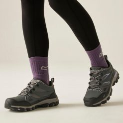 Damskie wodoodporne buty do chodzenia Holcombe III. Szare buty treningowe Regatta, bez wzorów, bez zapięcia, trekkingowe. Za 479.99 zł.