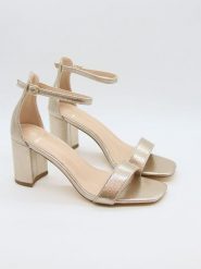 Bellucci Sandały w kolorze złotym rozmiar: 41. Żółte sandały Bellucci, bez wzorów, z otwartym noskiem, bez obcasa, na koturnie, bez zapięcia. Za 108.99 zł.