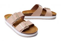 DR. BRINKMANN 700562-08 beige, klapki damskie. Brązowe klapki Dr. Brinkmann, bez wzorów, bez obcasa, bez zapięcia. Za 264.90 zł.