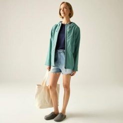 Damska wodoodporna kurtka z kapturem Bayletta. Zielone kurtki Regatta, bez wzorów, z poliesteru, z kapturem. W wyprzedaży za 229.99 zł.