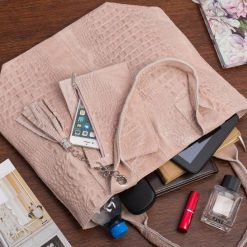 Shopperka skórzana VERA PELLE L94 pudrowa różowa. Czerwone torebki klasyczne z aplikacjami, z materiału, małe, zamszowe, bez dodatków. Za 209.90 zł.