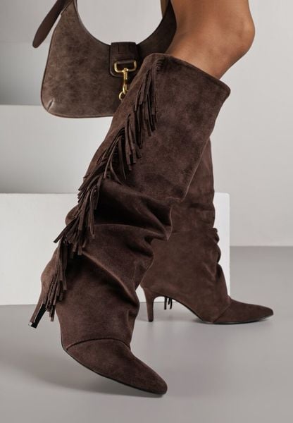 Brązowe Marszczone Kozaki z Imitacji Zamszu na Niskiej Szpilce z Frędzlami Linonra. Brązowe kozaki Born2be, na zimę, bez wzorów, z jeansu, eleganckie, bez obcasa, na obcasie, bez zapięcia. Za 189.99 zł.