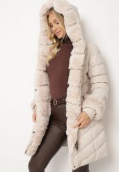 Jasnobeżowa Pikowana Kurtka Zimowa z Paskiem i Futerkowymi Obszyciami z Możliwością Odpięcia Hedirra. Brązowe kurtki Born2be, na zimę, l, bez wzorów, z futra, eleganckie, bez kaptura. Za 179.99 zł.