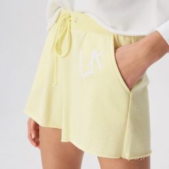 Szorty sportowe z nadrukiem La - Żółty. Szorty sportowe marki Sinsay. Za 39.99 zł.