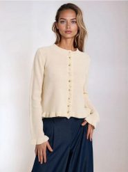 Sweter z ozdobnymi guzikami - kremowy. Białe swetry Sinsay, l, bez wzorów, bez ramiączek. Za 59.99 zł.