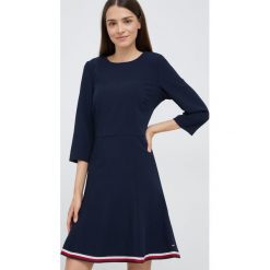Tommy Hilfiger sukienka kolor granatowy mini rozkloszowana. Niebieskie sukienki Tommy Hilfiger, bez wzorów, z włókna, bez kołnierzyka, bez ramiączek, mini, rozkloszowane. Za 739.99 zł.