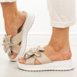 Beżowe skórzane klapki damskie Cambell 40355. Brązowe klapki Cambell, z aplikacjami, z jeansu, eleganckie, bez obcasa, na koturnie, bez zapięcia. Za 199.00 zł.