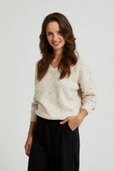 Sweter z dekoltem w serek o prostym fasonie beżowy. Brązowe swetry MOODO, l, bez wzorów, z bawełny, bez ramiączek. W wyprzedaży za 74.99 zł.