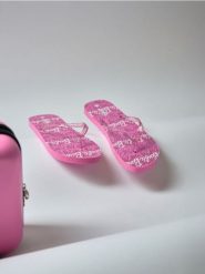 Japonki Barbie - różowy. Czerwone japonki Sinsay, bez wzorów. Za 19.99 zł.