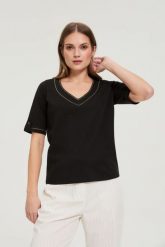 Bluzka z dekoltem w serek czarna. Czarne bluzki MOODO, bez wzorów, z bawełny, bez kołnierzyka, bez ramiączek. Za 69.99 zł.