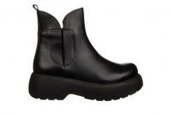 Botki Bayla-161 084 602 011 Black 161590, Czarny, Skóra naturalna - 39. Czarne botki Bayla, bez wzorów, z gumy, eleganckie, z okrągłym noskiem, bez obcasa, na platformie, bez zapięcia. W wyprzedaży za 249.00 zł.