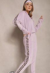 Jasnofioletowy Komplet Dresowy z Weluru Spodnie i Bluza z Panterkowym Zdobieniem Ellimarelle. Fioletowe bluzy z kapturem Renee, m, z aplikacjami, z dresówki, z kapturem, trekkingowe. W wyprzedaży za 63.99 zł.