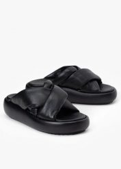 INUIKII BUBBLE STRAP Klapki damskie. Czarne klapki Inuikii, bez wzorów, biznesowe, bez obcasa, bez zapięcia. Za 1,006.99 zł.