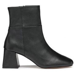 Botki Geox. Czarne botki Geox, bez wzorów, bez obcasa, na słupku, bez zapięcia. Za 429.99 zł.
