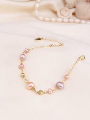 L'Atelier de Gaia Pozłacana bransoletka z perłami rozmiar: onesize. Różowe bransoletki L'Atelier de Gaia, z perłą, pozłacane. Za 60.99 zł.