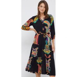 Desigual sukienka kolor czarny midi rozkloszowana. Czarne sukienki Desigual, m, bez wzorów, z dzianiny, bez kołnierzyka, bez ramiączek, midi, rozkloszowane. W wyprzedaży za 429.99 zł.