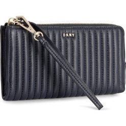 Duży Portfel Damski DKNY - Slgs-Gansevoort R2245051 Navy 400. Niebieskie portfele DKNY, bez wzorów, ze skóry. W wyprzedaży za 209.00 zł.