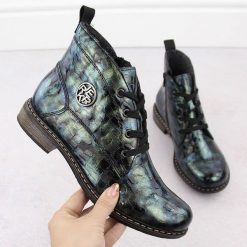 Botki damskie lakierowane kroko zielone Rieker 71205-90. Zielone botki Rieker, bez wzorów, z lakierowanej skóry, bez obcasa, bez zapięcia. Za 226.85 zł.