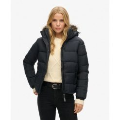 Krótka kurtka z kapturem z futerka sztucznego SUPERDRY. Czarne kurtki Superdry, bez wzorów, eleganckie, z kapturem. Za 633.40 zł.