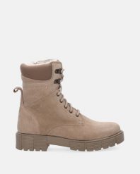 BEŻOWE BOTKI Z ZAMSZU ROXY-04 BEIGE. Brązowe botki Venezia, bez wzorów, ze skóry, bez obcasa, bez zapięcia. Za 339.00 zł.