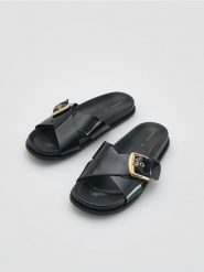 Klapki z klamrą - czarny. Czarne klapki Reserved, bez wzorów, z materiału, bez obcasa, bez zapięcia. Za 119.99 zł.