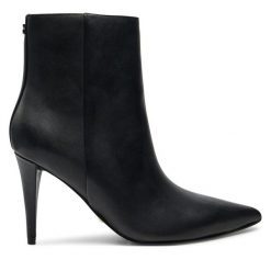 Botki Guess. Czarne botki Guess, z aplikacjami, bez obcasa, na szpilce, bez zapięcia. Za 539.99 zł.
