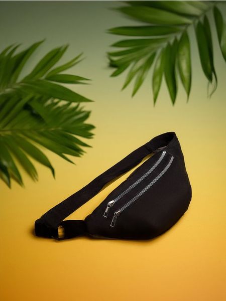 Nerka - czarny. Czarne nerki i saszetki Sinsay, bez wzorów, bez dodatków. Za 15.99 zł.