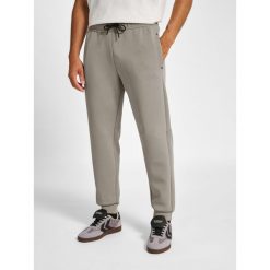 Spodnie do biegania Hummel Tech. Fioletowe szorty Hummel, bez wzorów, z dresówki, sportowe. Za 349.00 zł.