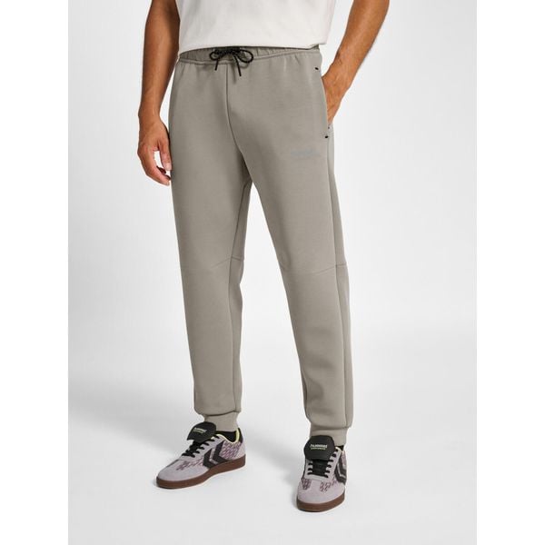 Spodnie do biegania Hummel Tech. Fioletowe szorty Hummel, bez wzorów, z dresówki, sportowe. Za 349.00 zł.