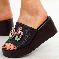 Czarne klapki damskie na koturnie M.Daszyński 24130-1. Czarne klapki M.Daszyński, z aplikacjami, z jeansu, eleganckie, bez obcasa, na koturnie, bez zapięcia. Za 169.00 zł.