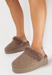 Ciemnobeżowe Śniegowce na Grubej Podeszwie z Futerkiem i Gumką Jawora. Brązowe kapcie Born2be, bez wzorów, bez zapięcia. Za 79.99 zł.