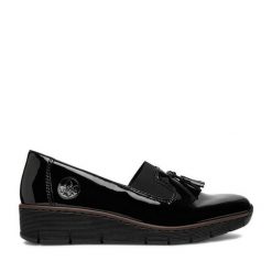 Półbuty Rieker. Czarne półbuty wsuwane Rieker, bez wzorów, bez obcasa, na koturnie. Za 299.99 zł.